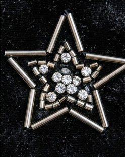 Minifalda de Terciopelo Negro con Estrellas de Pedrería
